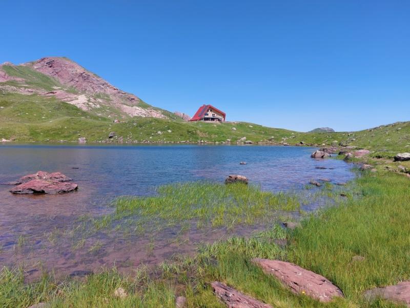 Refuge et lac d'Arlet