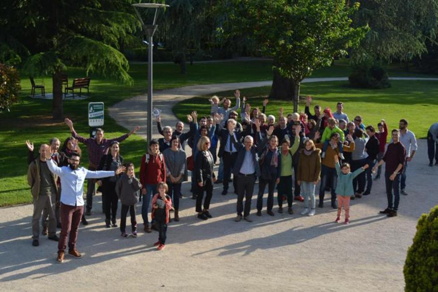 soiree_cloture_defi_familles_a_energie_positive_photo_de_groupe_bd_guillaume_layre-cassou_agglomeration_tlp_.jpg